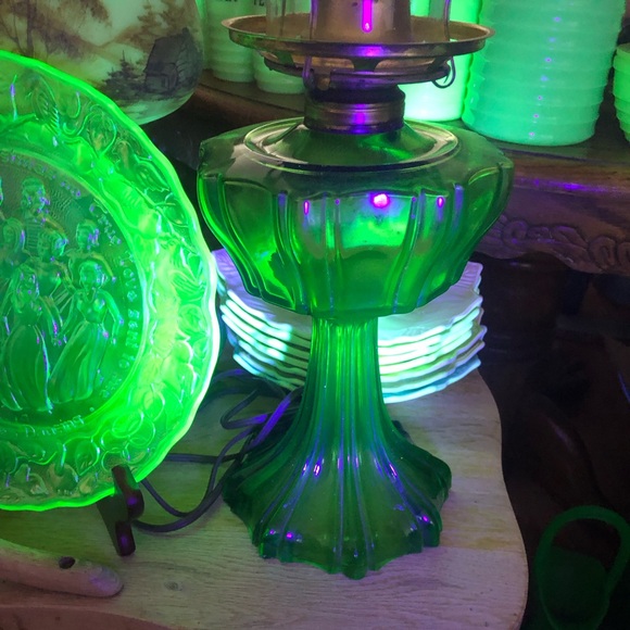 Vintage Green uranium Glass Oil Lamp - Picture 2 of 5